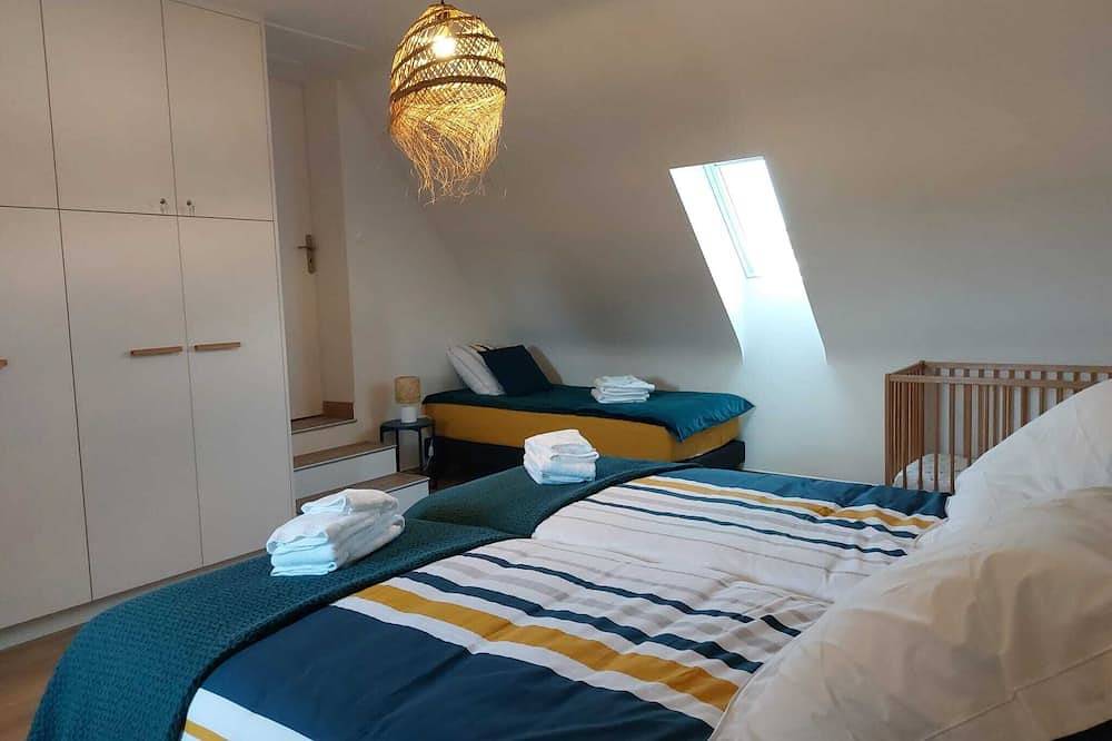 Grande maison 200m2 bord de mer 12 pers. avec jacuzzi 300 mètres de la plage in Kerlouan, Région de Brest