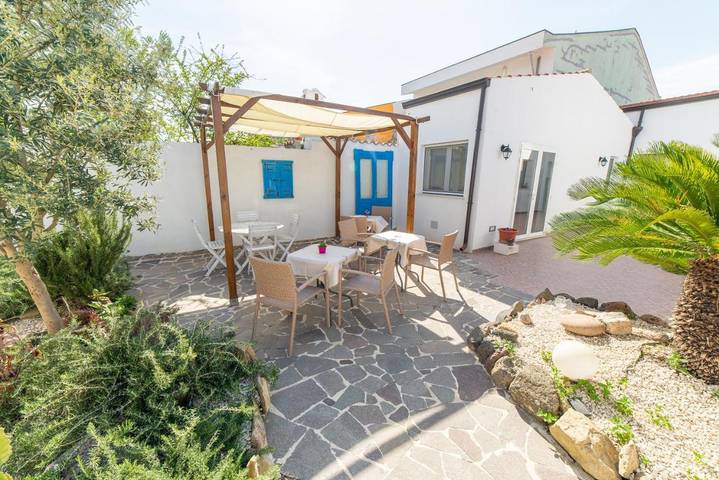 Gîte pour 4 personnes, avec terrasse et jardin à Cabras - 2
