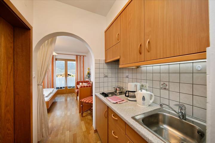 Entire studio, Studio Apartment 'Tschigat' with Mountain View, Shared Garden and Wi-Fi in Mitterplars, Algund
