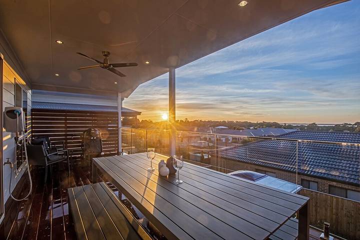 Holiday home for 12 people, with hot tub and balcony as well as garden in Philip Island