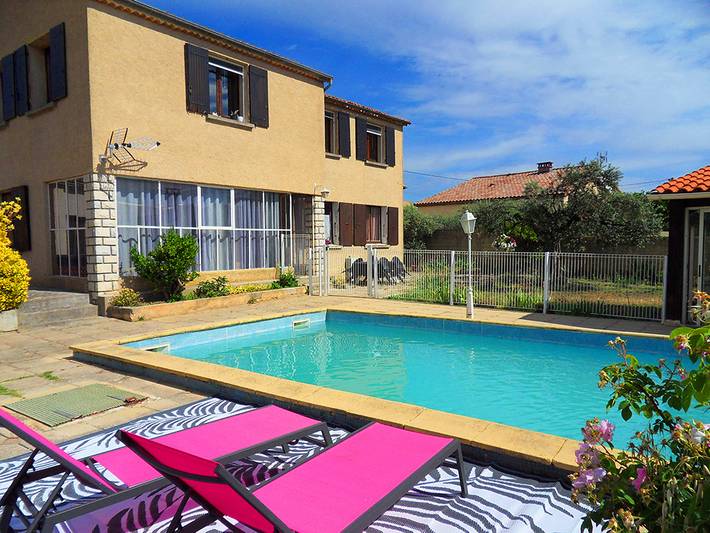 Gîte pour 4 personnes, avec Terrasse ainsi que Jardin et Piscine