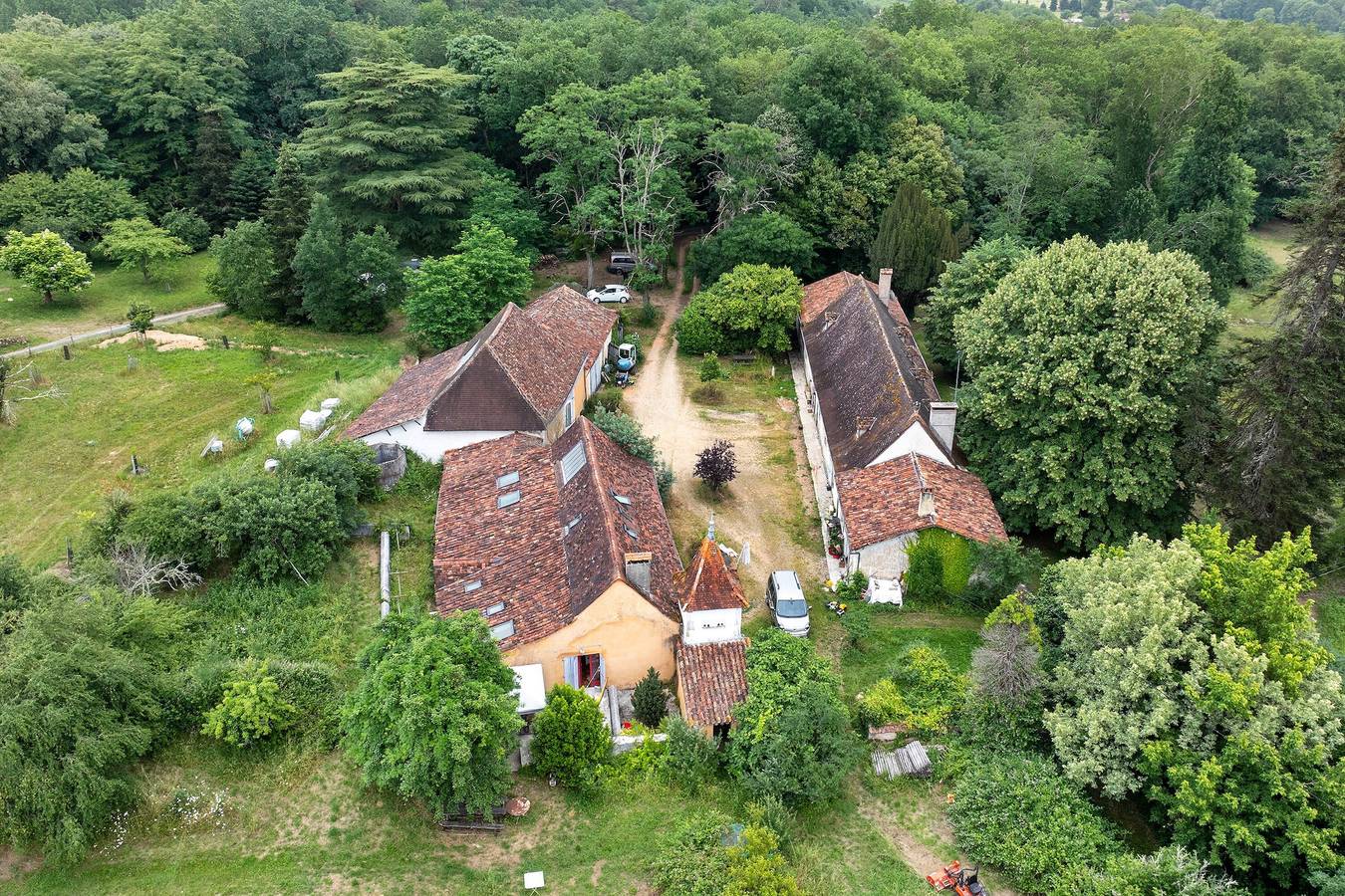 Domaine de La Contie – Chartreuse du Xviie au cœur de 20 ha de nature in Issac, Périgord Pourpre