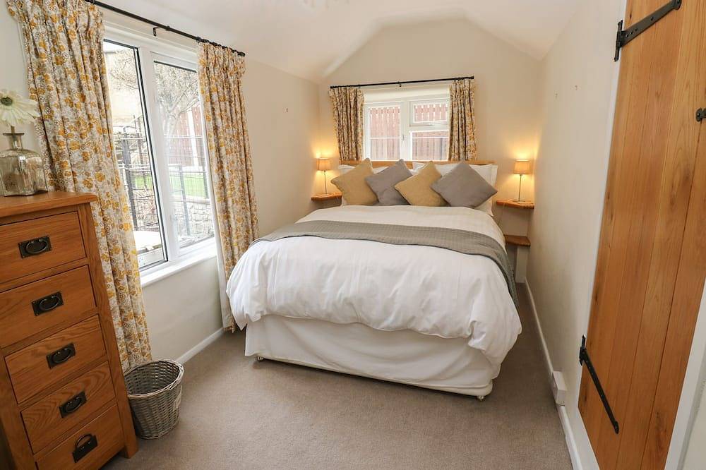 Buttercup Cottage, pet friendly, with open fire in Great Longstone in Great Longstone, Derbyshire