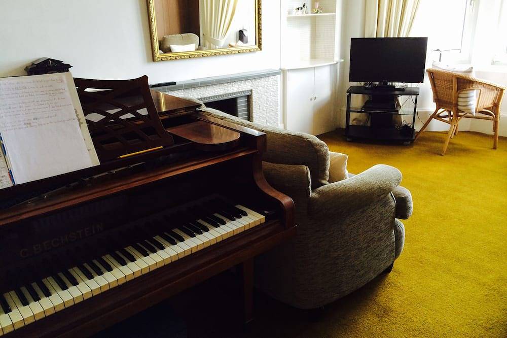 Entire apartment, Bright, Homely Flat Overlooking Rothesay Bay in Rothesay, Argyll & Bute