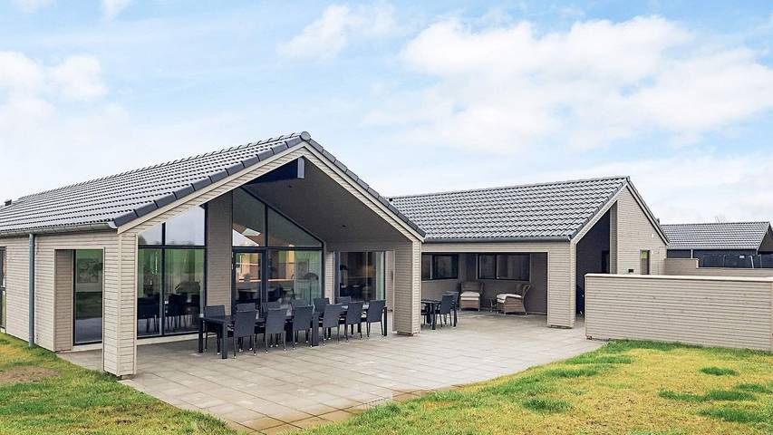 Ferieudlejning for 16 personer, med pool og terrasse såvel som sauna og jacuzzi i Otterup