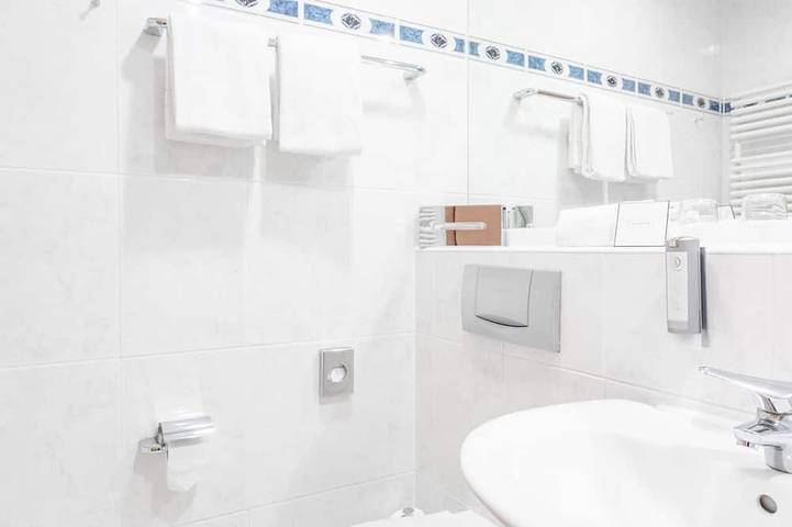Doppelzimmer mit Stadtblick - Arkona Strandhotel 4 Sterne Superior - direkt am in Ostseebad Binz, Binz