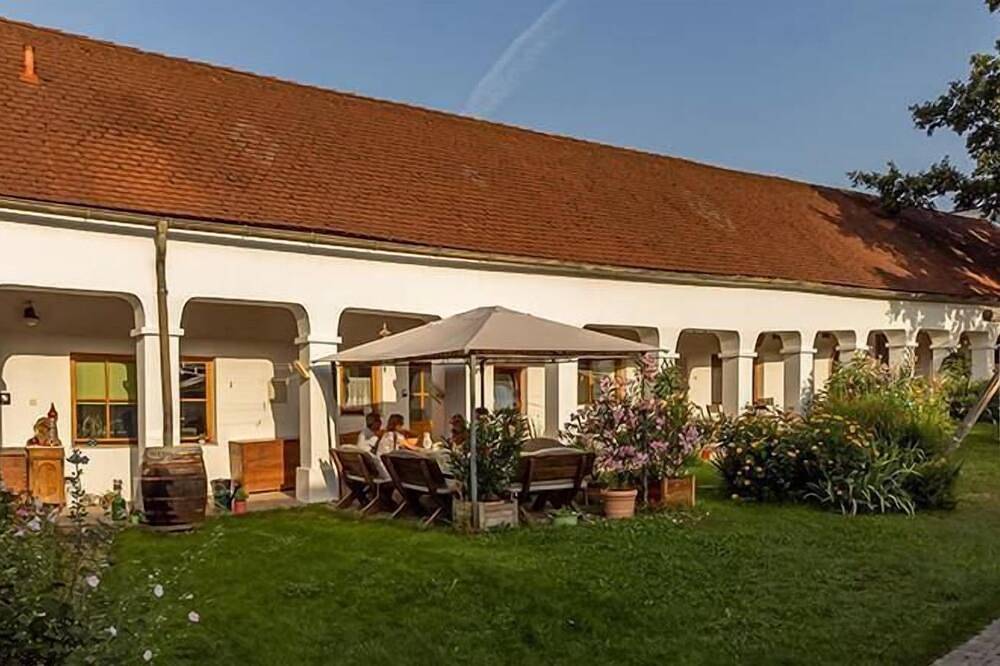 Ganze Wohnung, Ferienwohnung (40qm) mit großzügigem Badezimmer und Sitzgelegenheit im Garten in Gemeinde Herrnbaumgarten, Mistelbach (Niederösterreich)