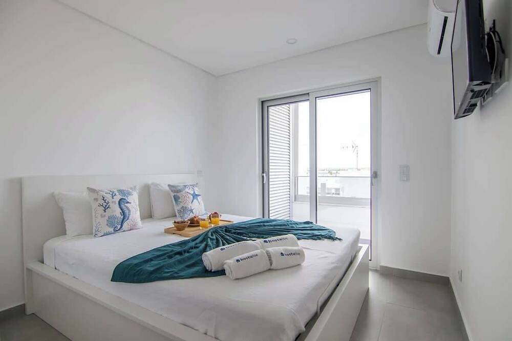 Geheel appartement, Beach View Flat w/ Balcony near Casino in Monte Gordo, Faro District