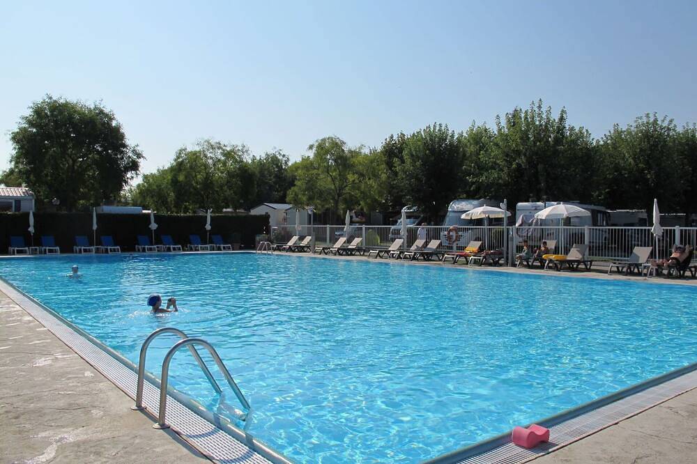 Schöne Wohnung in einem Ferienhaus mit Pool, Klimaanlage,  W-Lan, Terrasse und Haustiere erlaubt in Lido ai Pioppi, Peschiera del Garda