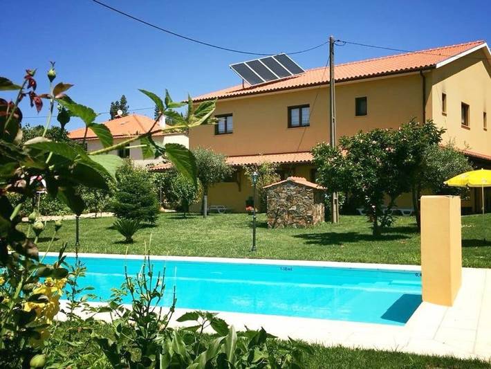 Gîte pour 15 personnes, avec Terrasse ainsi que Jardin et Piscine dans Janeiro de Cima