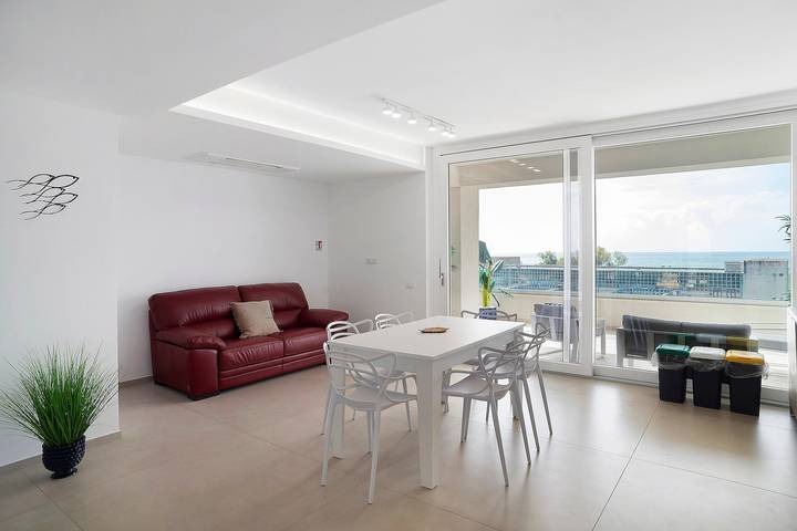Camera 2 - Matrimoniale con Bagno Esterno Privato, Vista Mare Laterale, Wi-Fi e aria condizionata in Salerno, Costa tirrenica Campania