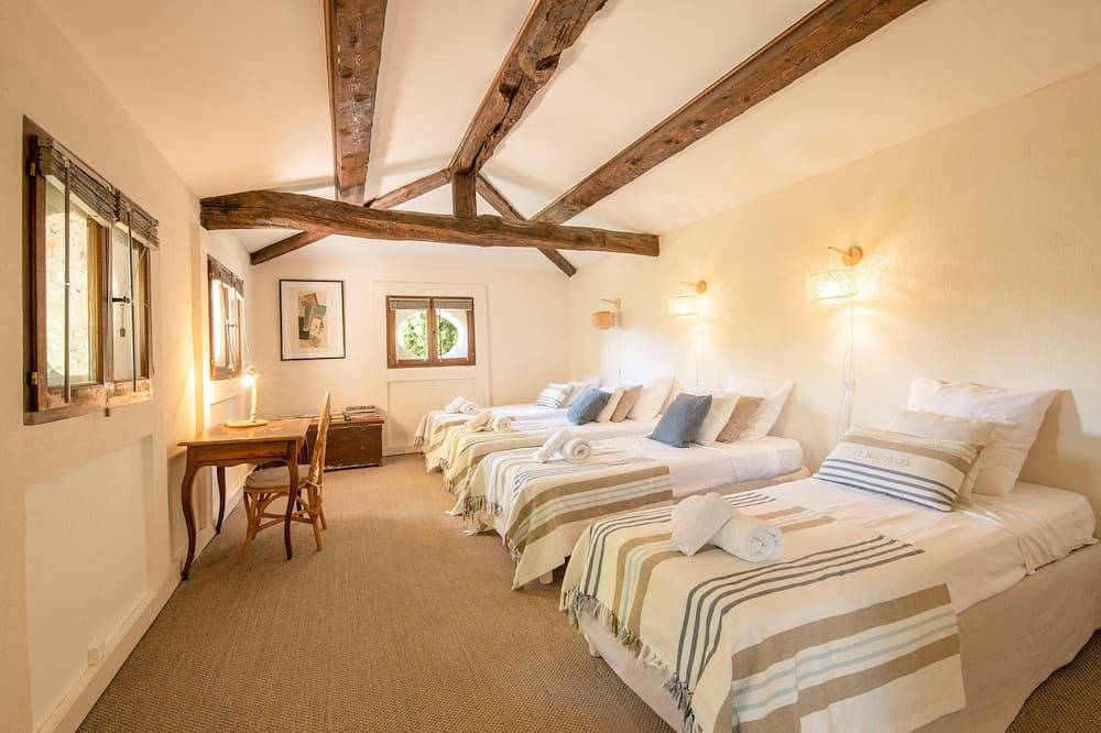 Stately property with 3 tennis & sport courts and a large pool, village 5' walk in Callas, Region de Draguignan