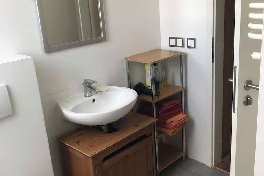 Ganze Wohnung, Central Flat With Kitchen (13 Min. To City Center) in Berlin Rummelsburg, Berlin