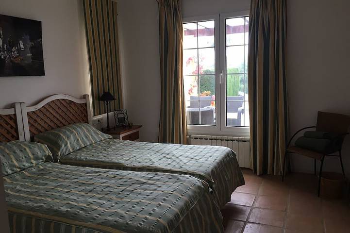 3 chambres, 3 salles de bains, piscine privée chauffée, jardin et vue sur le golf in Sotogrande, San Roque