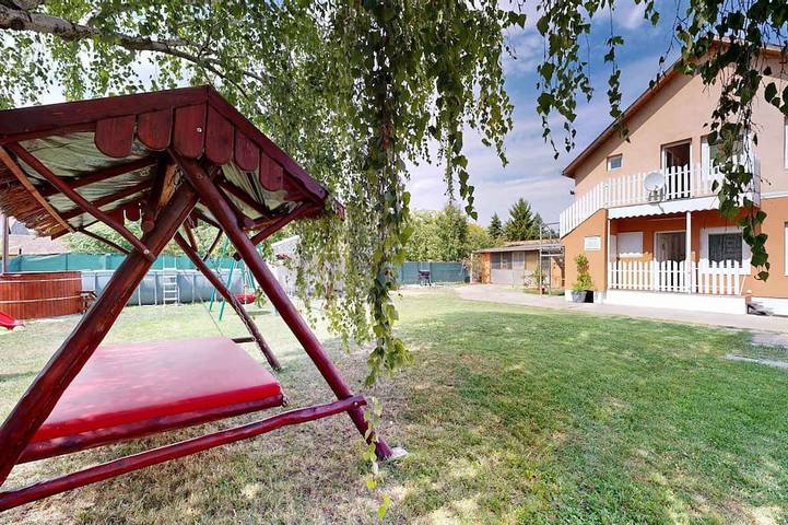 Ferienwohnung für 6 Personen, mit Garten und Pool sowie Sauna in Balatonszabadi