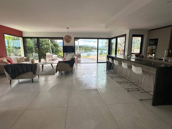 Location de vacances pour 8 personnes, avec vue ainsi que jardin et piscine à Païta - 3