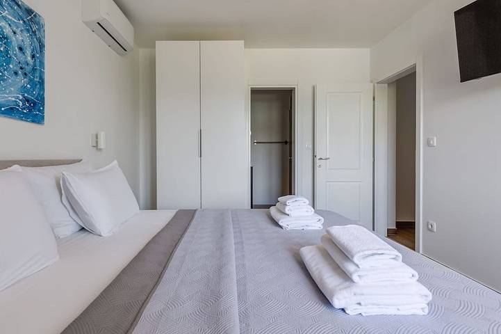 Alleinstehendes Ferienhaus mit Klimaanlage,  W-Lan, privatem Pool, Whirlpool, Tv, Terrasse in Dalmatinisches Zagora