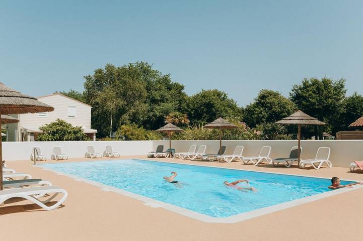 Camping pour 4 personnes, avec Terrasse ainsi que Jardin et Piscine