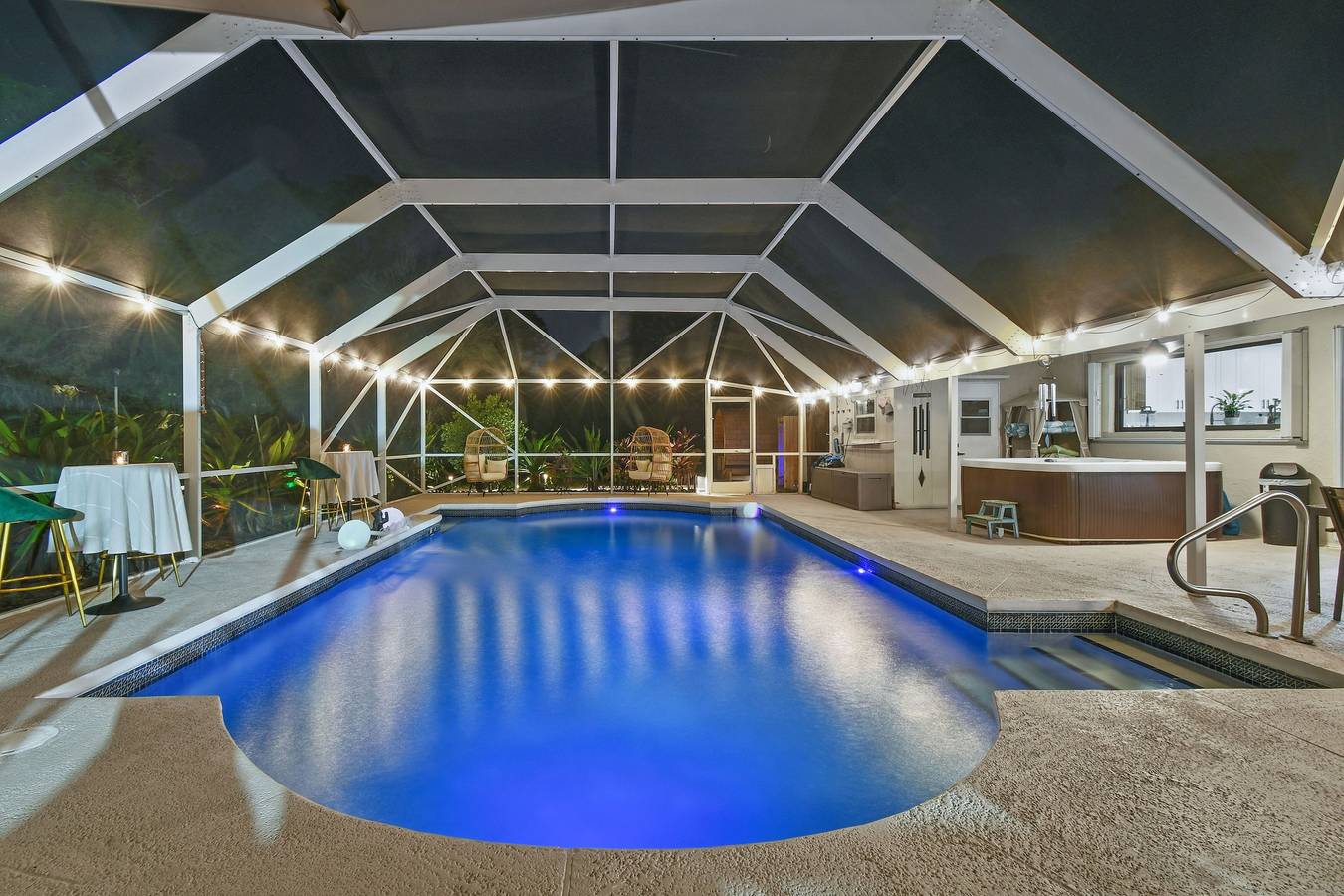 New Luxury 4Bd 9 Beds Hideaway Pool Spa Sauna Rv in Palm Beach County
