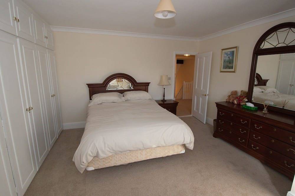 Entire apartment, 2nd floor modern flat in large Edwardian house ten minutes’ walk from railway in Bury St Edmunds, Suffolk