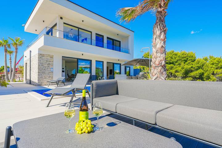 Ferienhaus für 9 Personen, mit Garten und Balkon in Primosten