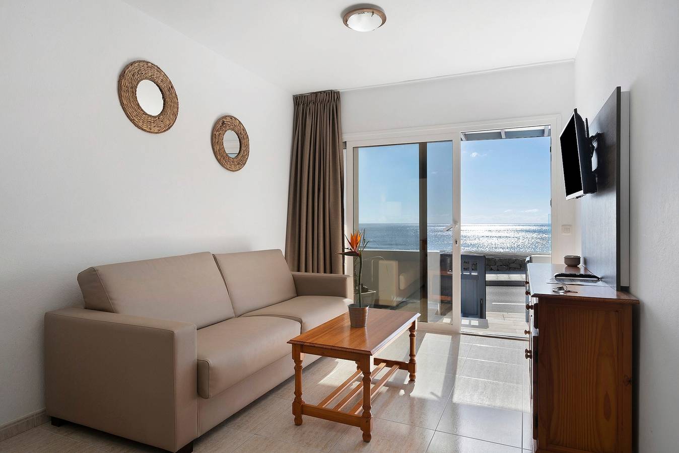 Apartamento entero, Apartamento vacacional "Callao Beach 1" con vistas al mar, terraza y Wi-Fi in Punta de las Mujeres, Haría
