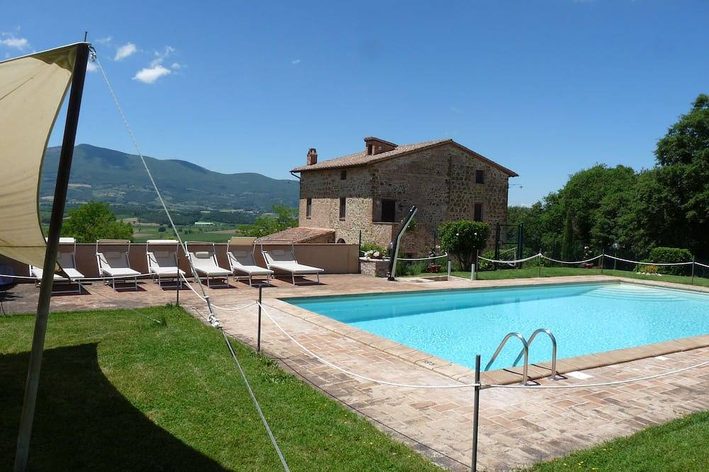 Farmhouse, private garden and fenced swimming pool on Tuscany-Umbria  border in Città della Pieve, Perugia Province