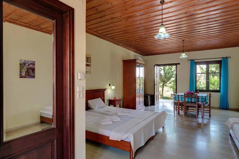 Group Accomodation, Heliopetra Studios And Houses in Douliana, Vamos