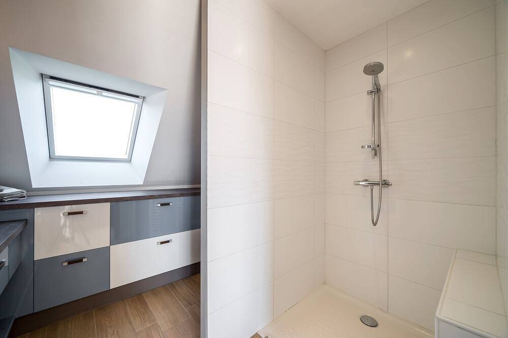 Entire apartment, Apartment “Near Vannes with Stunning Lake View”, Shared Pool & Wi-Fi in Theix-Noyalo, Côte des Mégalithes