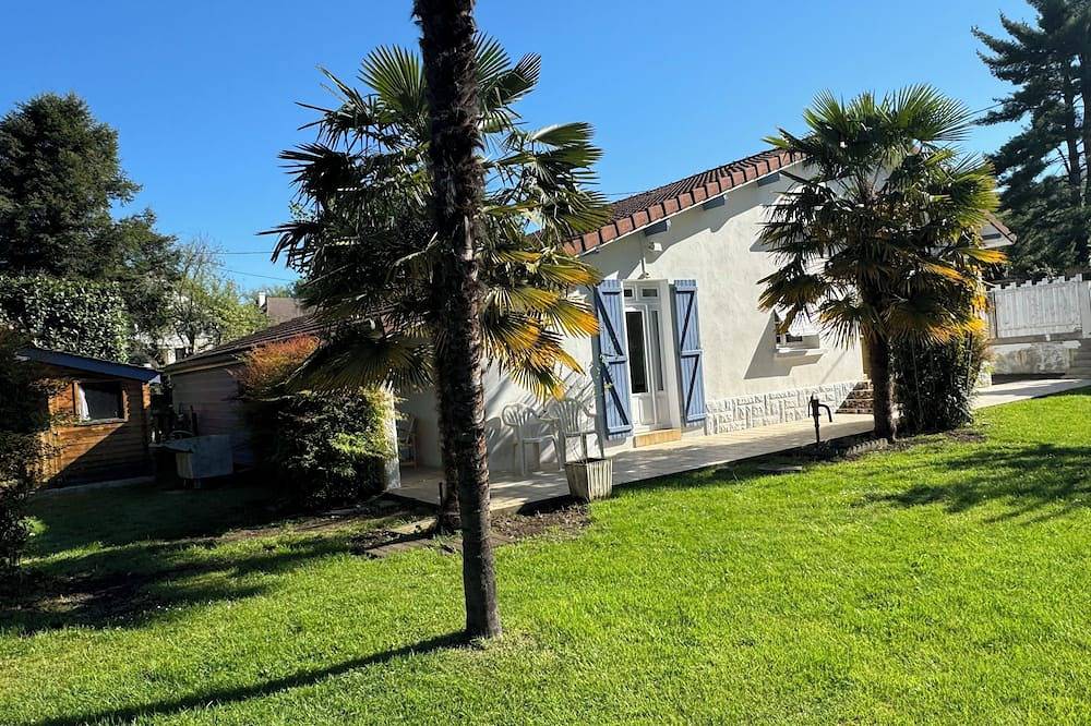 House in Lourdes, with garden, at the foot of the Pyrenees in Lourdes, Hautes-Pyrénées