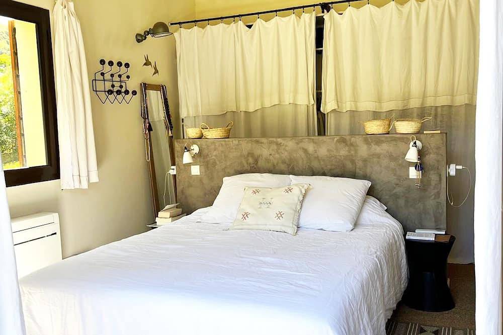 Casa Leccia, Luxurious villa with swimming pool 5' drive from St Florent in Patrimonio, Calvi region