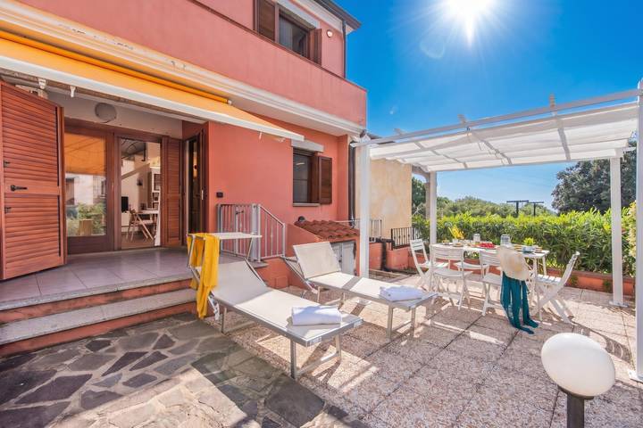 Appartamento per 6 persone, con vista oceano e balcone, adatto a famiglie con bambini a Tanaunella