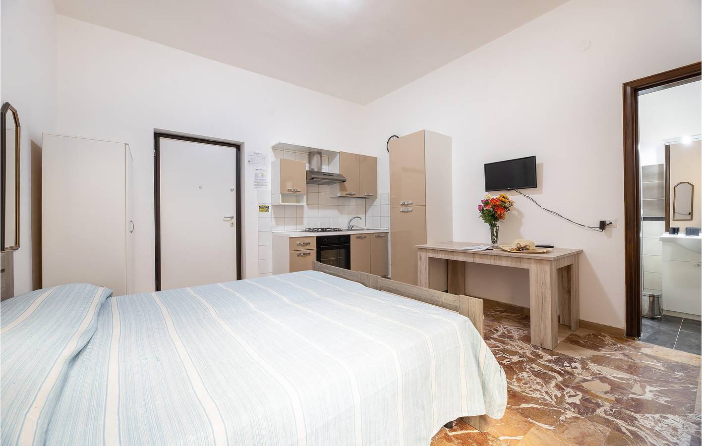 Ganze Ferienwohnung, La Baia Azzurra Apt: Küche, Kochfeld, Kühlschrank, Doppelbett & Strand 1.5km in Gallipoli, Golf von Tarent