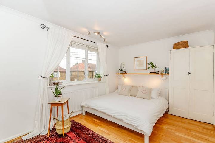 Charming Garden Home with Free Parking in Merton, London