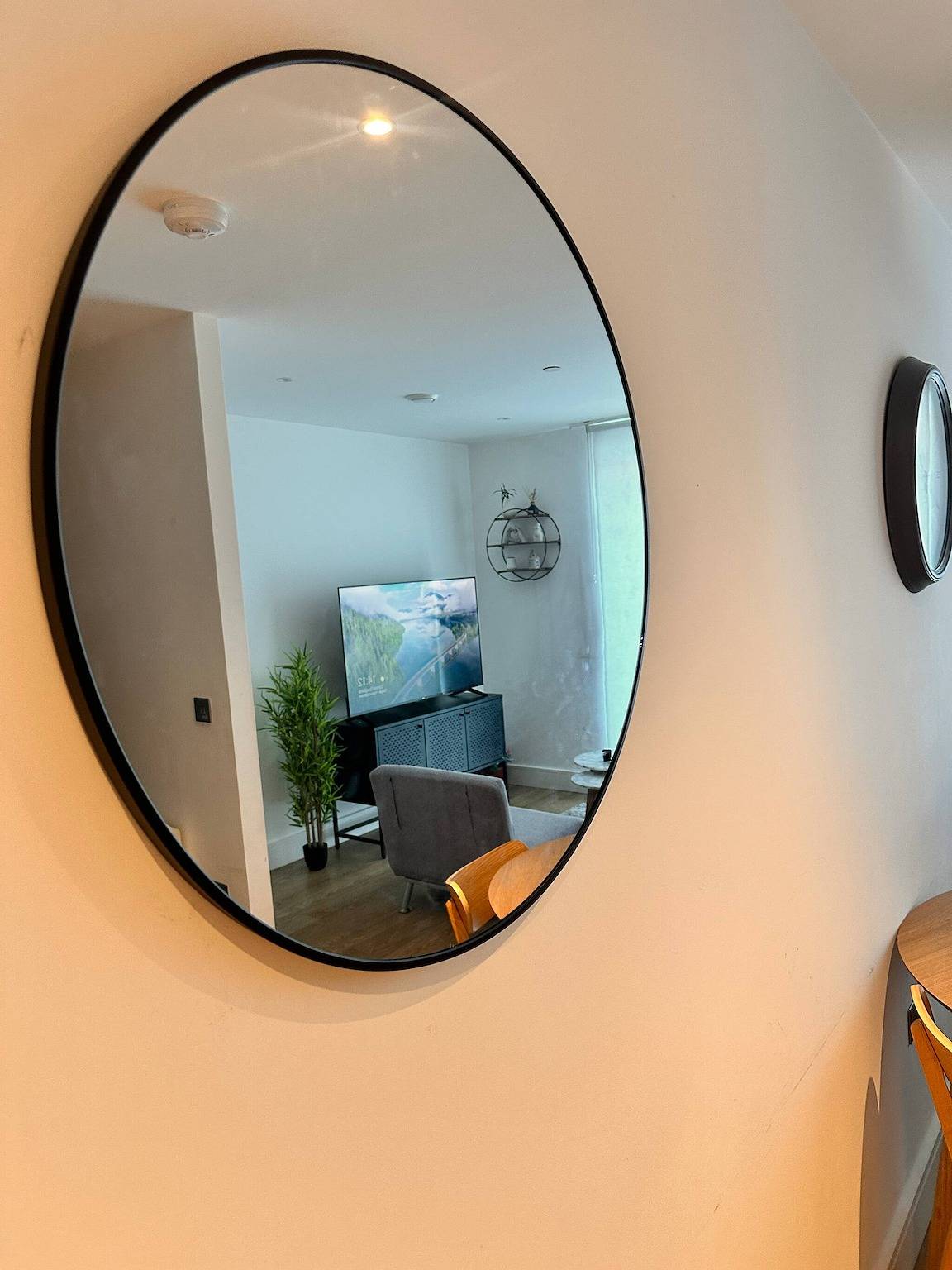 Entire apartment, Cozy one bedroom with a Big Balcony and parking in Birmingham, Birmingham Area