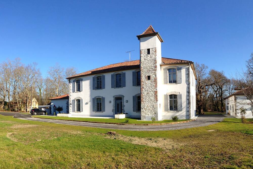 Charming Hotel Room in Oeyreluy, Dax region