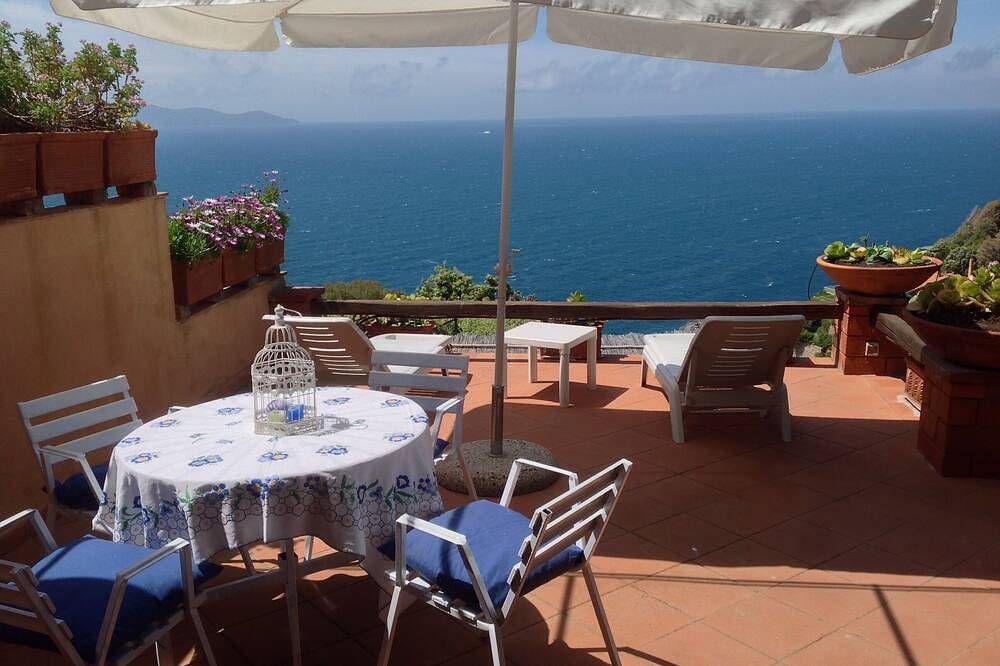 Casa con terraza con vista al mar, piscina, solarium, playa priv inclusive ideal para 4 in Cala Piccola, Provincia de Grosseto