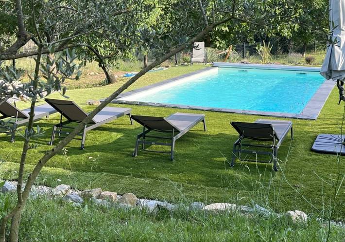 Gîte pour 4 personnes, avec jardin et piscine