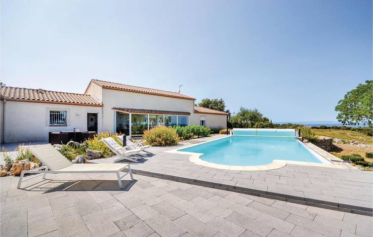 Amplio apartamento con parking, piscina y WiFi cerca de Poulx in Poulx, Region de Nimes