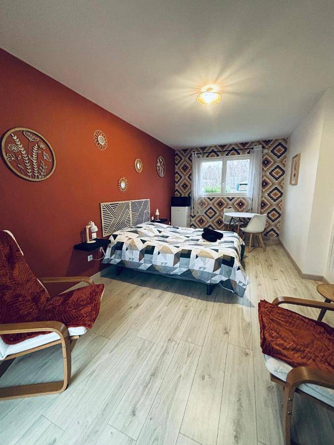 Maison d’hôte pour 2 personnes, avec terrasse ainsi que piscine et jardin, animaux acceptés