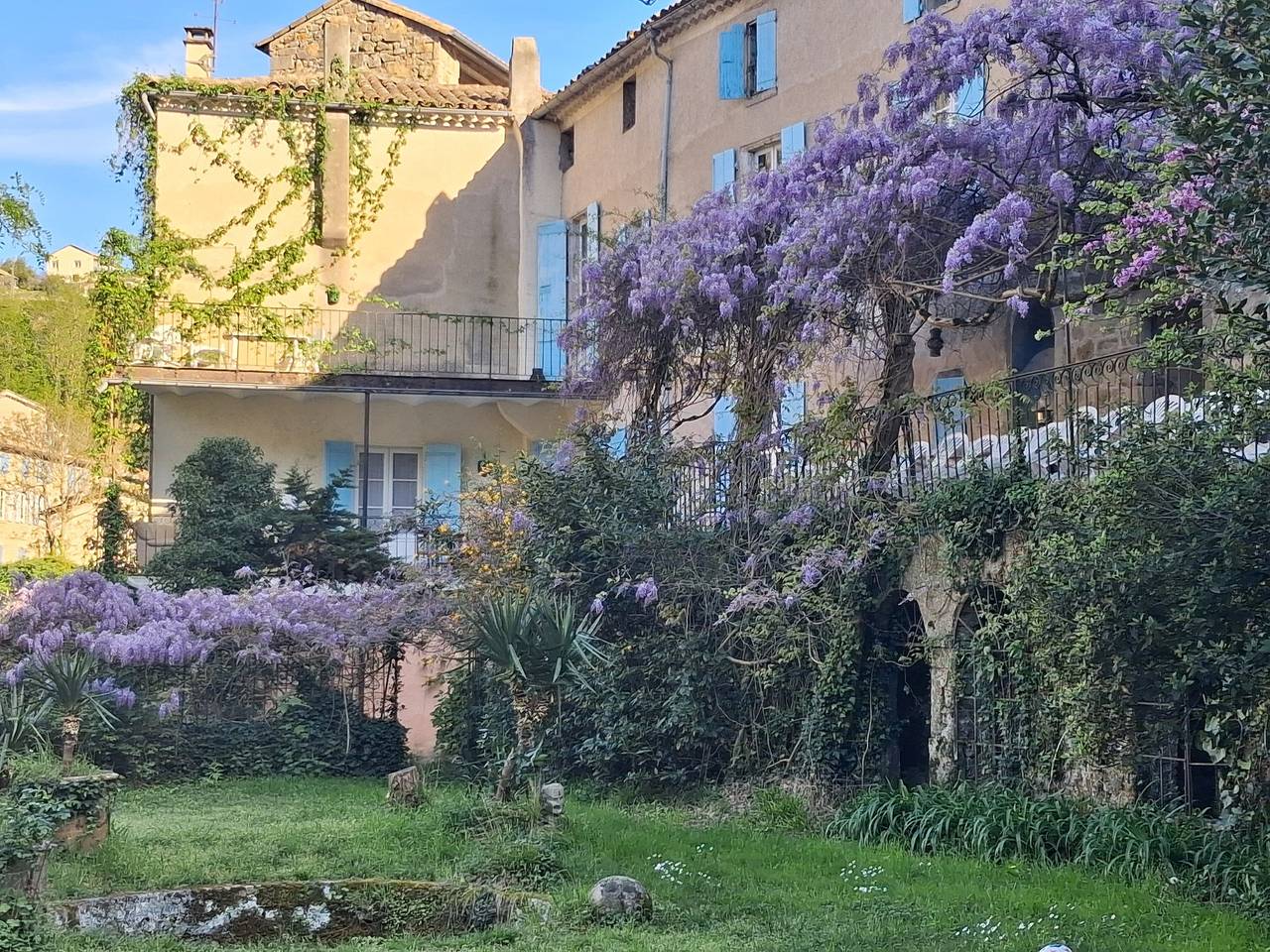 Maison de campagne 'De Maître Du Domaine Des Lys' avec vue sur les montagnes, terrasse et Wi-Fi in Parc naturel régional des Monts d'Ardèche