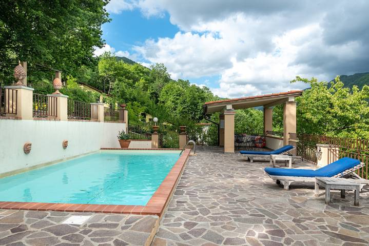 Villa "L'Incompiuta" met Uitzicht op de Bergen, Gedeeld Zwembad & Wifi in Vicchio, Provincie Florence