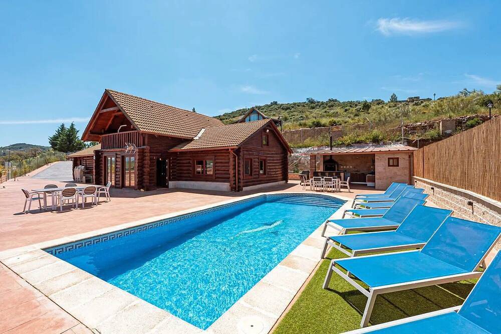 Cabaña nórdica en la Costa del Sol, disfruta del clima de Andalucia con piscina! in Casabermeja, Provincia de Málaga