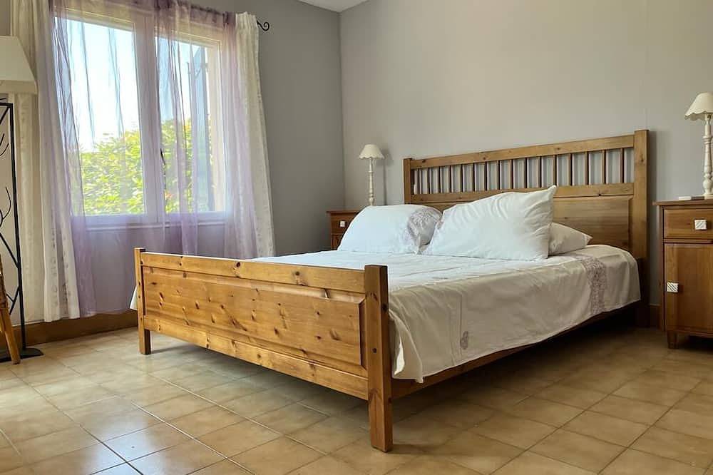 Villa met 4 slaapkamers en zwembad, in de buurt van het historische stadje Uzes, Zuid-Frankrijk in Saint-Siffret, Nimes en omgeving