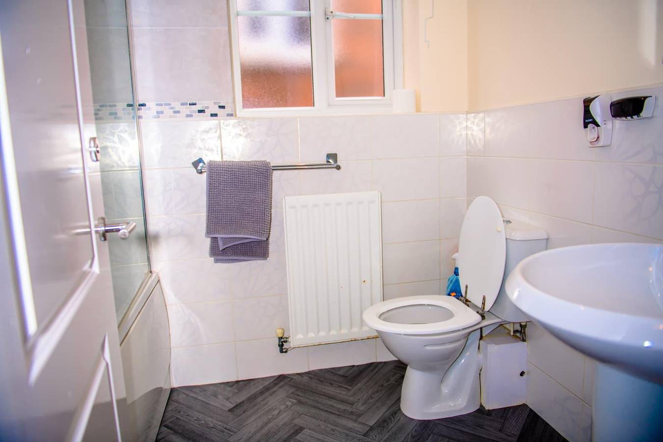 House - Sleeps 7 - Parking - 10Min Drive to Centre in Manchester, Greater Manchester