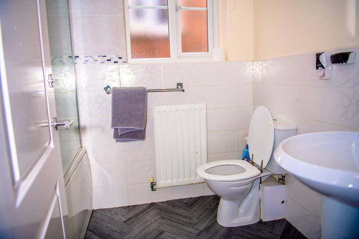 House - Sleeps 7 - Parking - 10Min Drive to Centre in Manchester, Greater Manchester