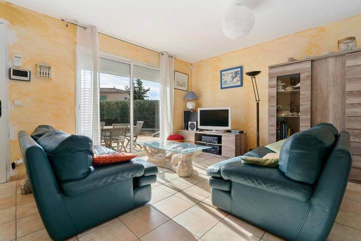 Location de vacances pour 8 personnes, avec jardin ainsi que terrasse et piscine, adapté aux familles à Saint-Mitre-les-Remparts - 4