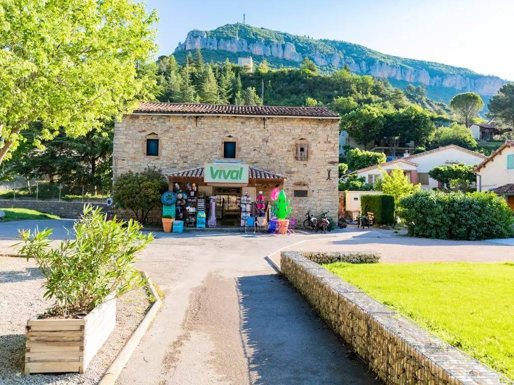 Mobil-home confortable avec parking et WiFi, à 1,5 km de Paroisse Jean XXIII in Millau, Parc naturel régional des Grands Causses