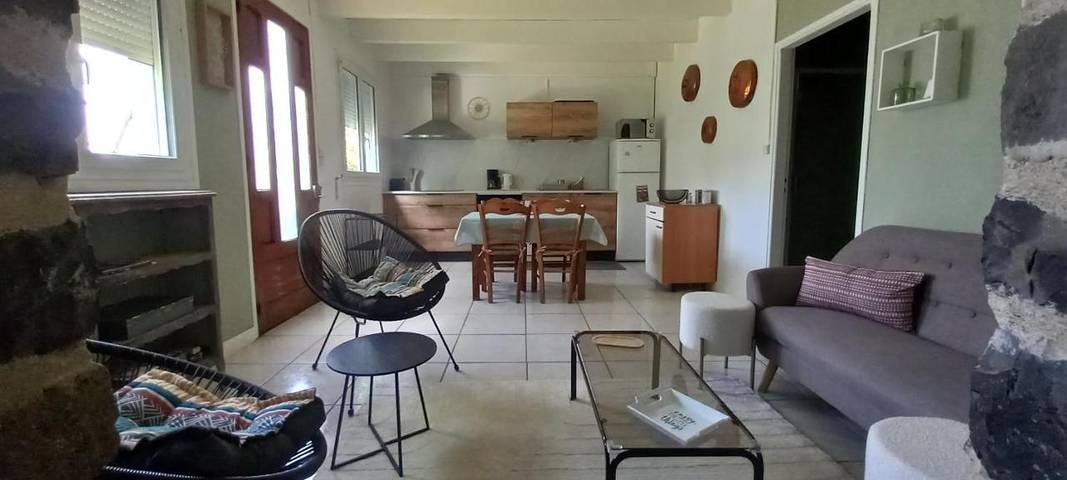 Location de vacances pour 4 personnes, avec Terrasse ainsi que Jardin et Vue à Sainte-Eulalie (Cantal)