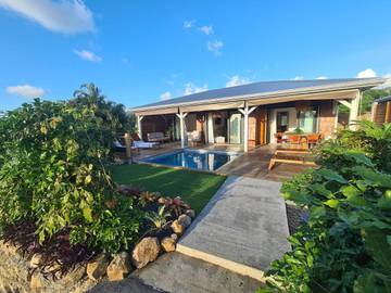 Location de vacances pour 3 personnes, avec jardin ainsi que vue et piscine à Saint-Claude (Guadeloupe)